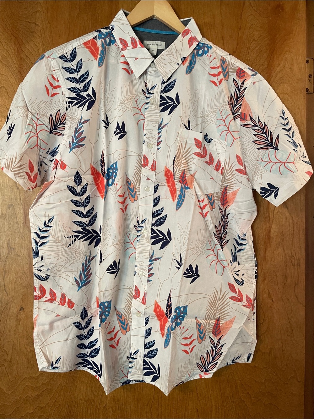 Sun + Stone Short Sleeve Button Down White Shirt with Navy & Coral Leaf Print,XL